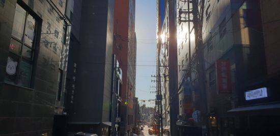 몇 년 전까지 의류 매장·헤어숍 등으로 가득차 ‘패션의 메카’로 불리던 이화여대 상권 골목에 현재는 높은 오피스텔 건물들이 빽빽하게 들어섰다.(사진=류태민 기자)