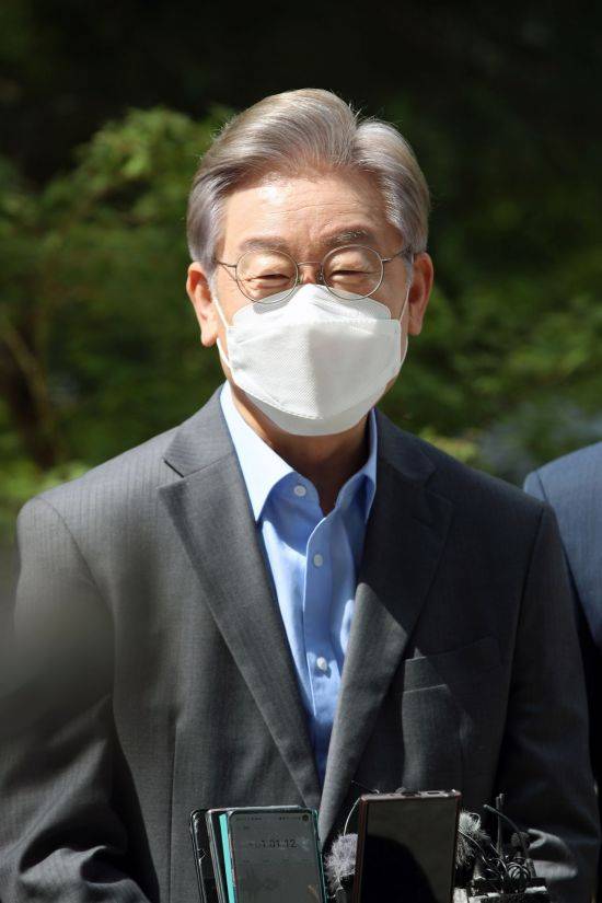 이재명 경기지사가 18일 오전 광주 남구 한 미혼모 시설을 방문한 뒤 취재진의 질문에 답하고 있다. [이미지출처=연합뉴스]