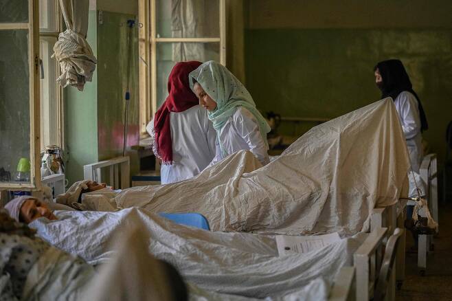 지난 1일(현지 시각) 아프가니스탄 카불의 한 병원에서 여성 간호사들이 환자를 돌보고 있다/AFP 연합뉴스
