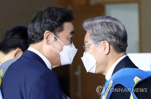 이낙연(왼쪽) 더불어민주당 경선 주자와 이재명 경기지사. 연합뉴스