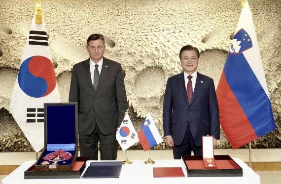 [뉴욕=뉴시스] 김진아 기자 = 문재인 대통령과 보루트 파호르 슬로베니아 대통령이 20일 오후(현지시간) 뉴욕 주유엔대표부에서 훈장 교환식을 마친 후 인사하고 있다. 2021.09.21. bluesoda@newsis.com /사진=뉴시스