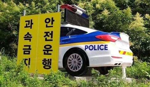 한국도로공사 강원지역본부가 강원경찰청과 협의해 강원지역 고속도로 6곳에 설치한 모형 경찰차 모습. 경찰차 뒷부분만 있는 이 모형은 3차원(3D)으로 제작해 기존 평면 형태의 모형 경찰차에 견주어 더욱 정교한 것이 특징이다. 한국도로공사 제공