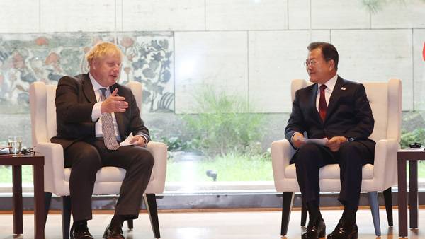 문재인 대통령, 영국 총리와 정상회담 [사진 제공: 연합뉴스]