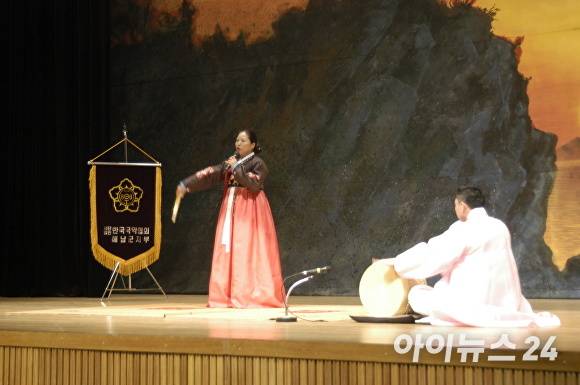 국악경연대회에서 참가자가 판소리를 하고 있다 [사진=아이뉴스24]