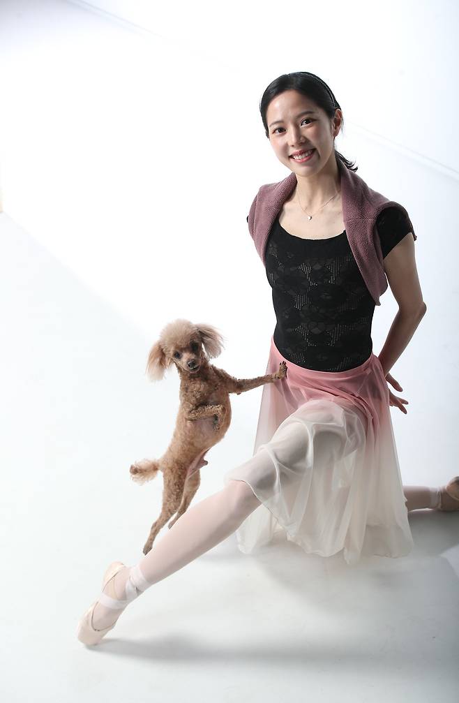 발레리나 이은원과 그의 반려견 초코가 서울 상암동 본사에서 중앙일보와 인터뷰하고 있다. 우상조 기자