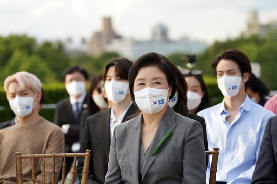 문재인 대통령과 UN총회 참석차 뉴욕을 방문한 김정숙 여사가 20일(현지시각) 메트로폴리탄 미술관에서 열린 한국실 개관 행사에 참석해 있다. 연합뉴스