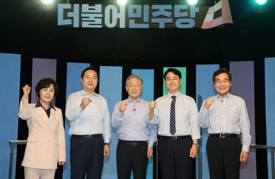 추미애(왼쪽부터), 김두관, 이재명, 박용진, 이낙연 더불어민주당 대선 경선 주자들이 19일 오후 3시 광주 MBC사옥에서 열린 민주당 제20대 대선후보자 광주·전남·전북지역 생방송 토론에 앞서 포즈를 취하고 있다. 뉴스1