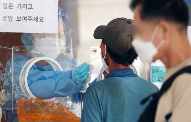 서울 중구 서울역 선별진료소에서 한 시민이 코로나19 검사를 받고 있다. /사진=뉴스1