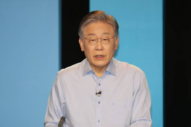천정인 기자 = 19일 오후 광주 남구 광주MBC 공개홀에서 열린 더불어민주당 대선 후보자 토론회에서 이재명 예비후보가 발언하고 있다. /연합뉴스