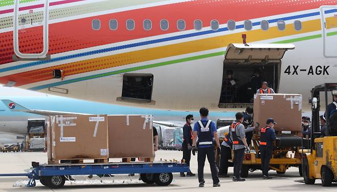 지난 7월 정부가 이스라엘과 백신 교환(스와프) 협약을 맺고 확보한 화이자사의 코로나19 백신이 인천국제공항을 통해 들어오고있다. 사진공동취재단
