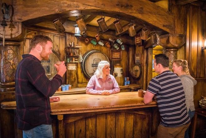 호비튼의 그린 드래곤 인에서 맥주를 마실 수 있다. / 사진 = 뉴질랜드 관광청