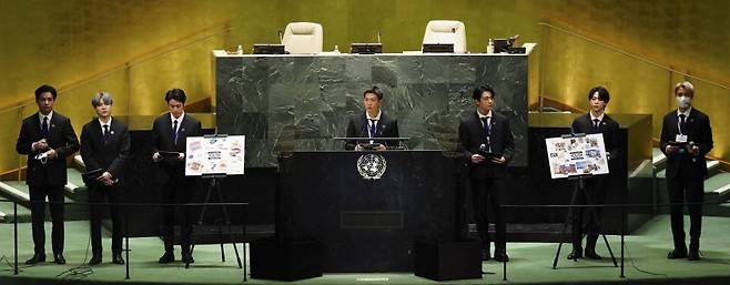 [뉴욕=뉴시스] 김진아 기자 = 그룹 BTS(방탄소년단)이 20일(현지시간) 미국 뉴욕 유엔본부 총회장에서 열린 제2차 SDG Moment(지속가능발전목표 고위급회의) 개회식에서 발언하고 있다. 왼쪽부터 뷔, 슈가, 진, RM, 정국, 지민, 제이홉.  2021.09.20.