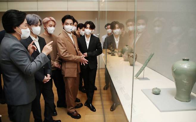 [뉴욕=뉴시스] 김진아 기자 = 문재인 대통령과 UN총회 참석차 뉴욕을 방문한 김정숙 여사가 20일(현지시간) 메트로폴리탄 미술관에서 미래문화특사인 그룹 BTS(방탄소년단)와 한국실을 관람하고 있다. 2021.09.21.