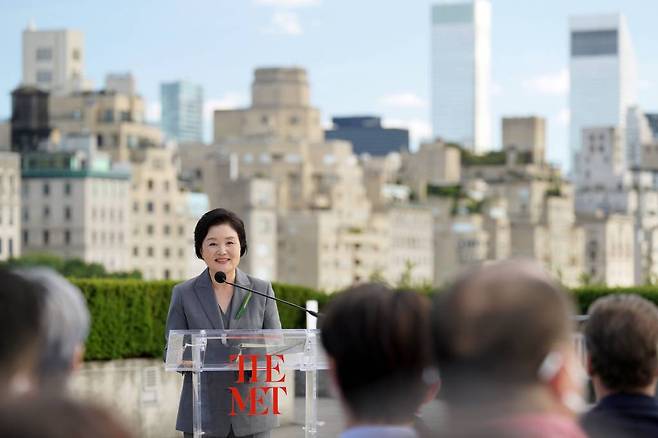 [뉴욕=뉴시스] 김진아 기자 = 문재인 대통령과 UN총회 참석차 뉴욕을 방문한 김정숙 여사가 20일(현지시간) 메트로폴리탄 미술관에서 한국실 방문 축사를 하고 있다. 2021.09.21.