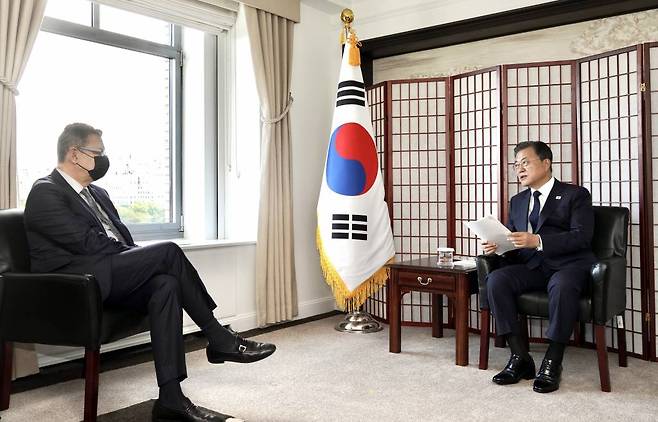 [뉴욕=뉴시스] 김진아 기자 = 문재인 대통령이 21일(현지시간) 미국 뉴욕의 한 호텔에서 앨버트 불라 화이자 최고경영자(CEO)를 접견, 발언하고 있다. 2021.09.21.