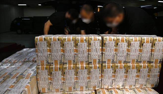 18일부터 본격 시작된 추석 연휴기간 만기가 도래하는 은행·보험·저축은행·카드 등 금융회사 대출은 연체이자 부담없이 만기가 오는 23일로 자동 연장된다. 사진은 지난 16일 서울 강남구 역삼동 한국은행 강남본부에서 관계자들이 시중 은행에 공급할 추석 자금을 방출하는 모습./사진=뉴스1