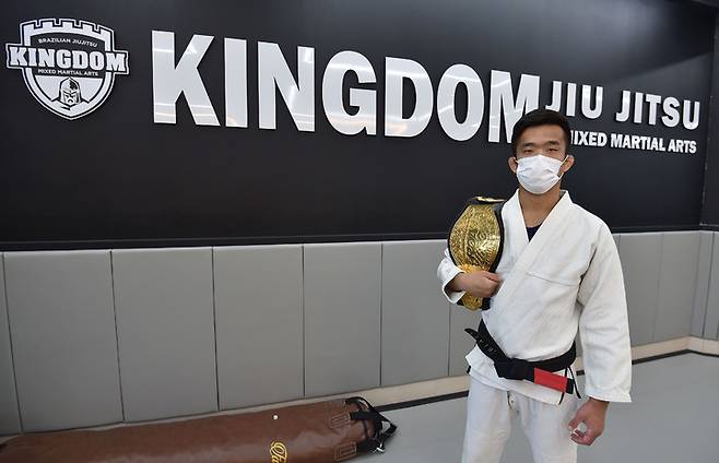 로드(ROAD)FC 3대 페더급 챔피언 박해진(29·킹덤 주짓수 복현) 선수가 챔피언 벨트를 메고 뉴시스와 인터뷰를 하고 있다. *재판매 및 DB 금지