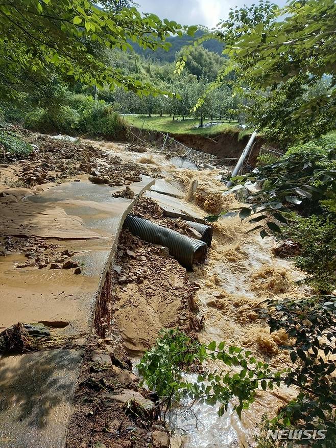 [포항=뉴시스] 강진구 기자 = 지난 8월 24일 집중 호우로 수해 피해를 입은 경북 포항시 죽장면 과수농가 진입도로.2021.09.21.dr.kang@newsis.com