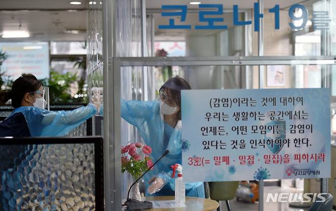 [경산=뉴시스] 이무열 기자 = 추석 연휴를 앞두고 정부가 2주 동안 거리두기 단계와 상관없이 요양병원과 요양시설의 방문 면회를 허용한 가운데 16일 오후 경북 경산 옥산동 양지요양병원에서 병원 관계자들이 안심면회실 방역소독을 하고 있다. 2021.09.16. lmy@newsis.com