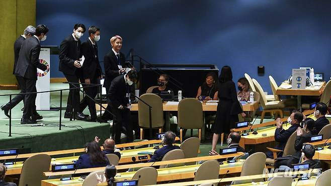 [뉴욕=뉴시스] 김진아 기자 = 그룹 BTS(방탄소년단)이 20일(현지시간) 미국 뉴욕 유엔본부 총회장에서 열린 제2차 SDG Moment(지속가능발전목표 고위급회의) 개회식에서 발언을 마친 후 연단을 내려오고 있다. 2021.09.20. bluesoda@newsis.com