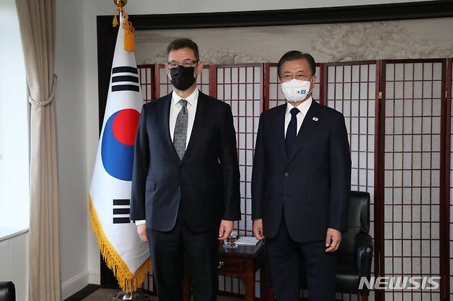 [뉴욕(미국)=뉴시스]문재인 대통령이 21일(현지시각) 미국 뉴욕 시내의 호텔에서 앨버트 불라 화이자사(社) 회장을 접견했다. 2021.09.21. (사진 = 공동취재단) photo@newsis.com