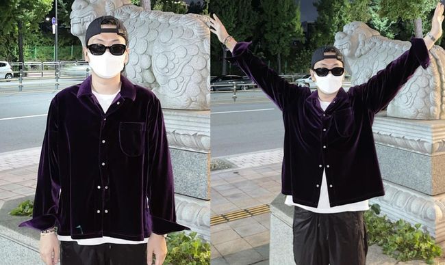 Actor Yi Dong-hwi has revealed his playful current situation.On the 21st, Yi Dong-hwi posted two photos through his instagram.In the open photo, Yi Dong-hwi is taking pictures with his arms open in the middle of the street.Sunglass Hut and cap cap are perfectly digested in the southern part of purple Velvet and show off their appearance as a fashionista.Meanwhile, Yi Dong-hwi recently released his first digital single, You Know, and also became a hot topic with actor Ryu Seung-ryong appearing as a cameo on Music Video.Yi Dong-hwi Instagram