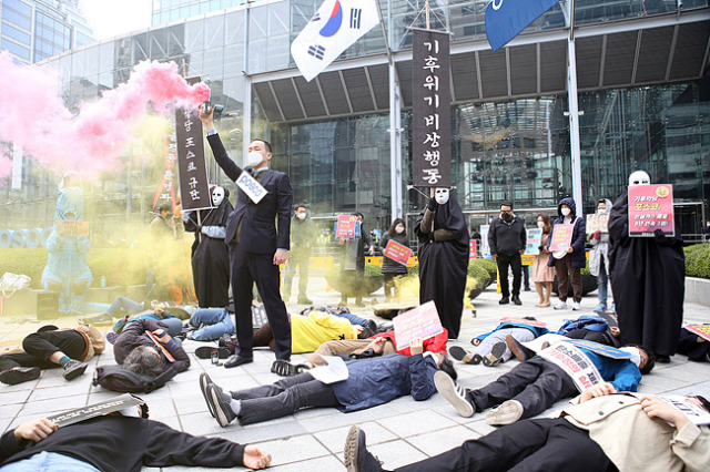 ▲ 지난해 3월 포스코센터 앞에서 주주총회에 참석하는 주주들에게 포스코의 신규 석탄발전소 중단을 촉구하는 '기후위기비상행동'에 환경운동연합 회원들이 참여하여 퍼포먼스를 펼쳤다. ⓒ환경운동연합