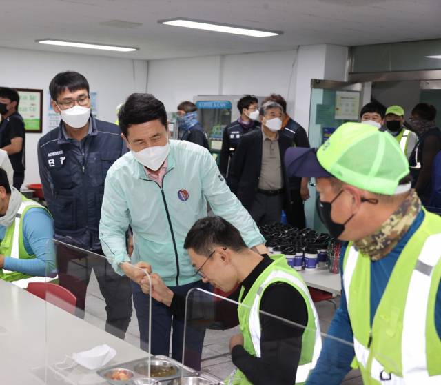 ▲이강덕 포항시장이 추석을 하루 앞둔 20일 새벽 환경관리원 복지회관을 찾아 환경미화원들의 근무 여건을 살펴보고 애로사항을 청취하고 있다.ⓒ포항시 제공