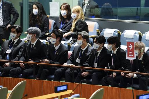 그룹 방탄소년단(BTS)이 20일(현지시간) 뉴욕 유엔본부에서 열린 제76차 유엔 총회 SDG Moment(지속가능발전목표 고위급회의) 개회 세션에서 문재인 대통령의 발언을 경청하고 있다. 청와대 제공