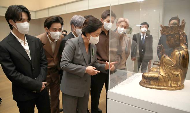 문재인 대통령과 UN총회 참석차 뉴욕을 방문한 김정숙 여사가 미래문화특사인 그룹 BTS(방탄소년단)와 20일(현지시간) 메트로폴리탄 미술관 한국실을 관람하고 있다. 뉴시스