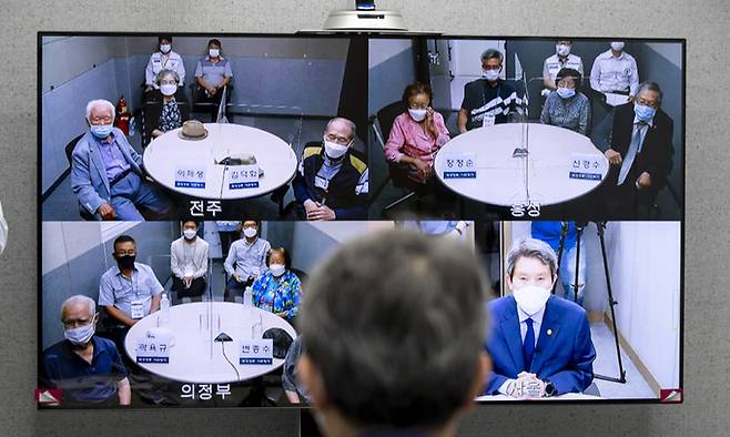 이인영 통일부 장관이 지난 16일 서울 중구 대한적십자사 서울사무소에서 열린 화상 상봉장 시연행사에서 전주·홍성·의정부에 거주하고 있는 이산가족들과 면담하고 있다. 통일부는 지난 8월 기존 이산가족 화상상봉장 13곳에 더해 의정부, 강릉·원주, 청주, 홍성,안동, 전주 등 7곳의 화상 상봉장을 추가로 설치했다. 뉴시스