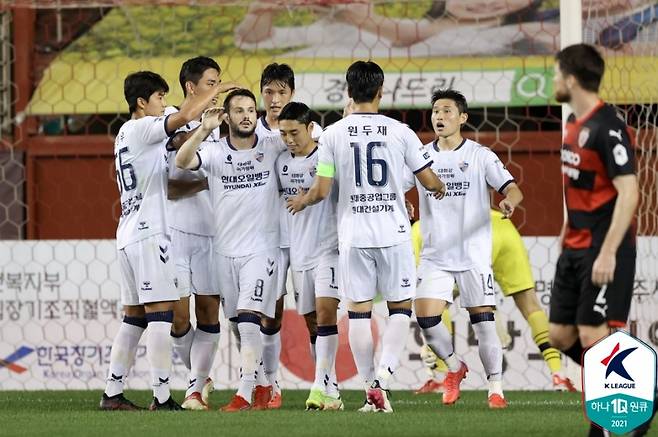 ▲ 울산 현대와 전북 현대가 나란히 승리하며 1위 싸움을 이어갔다. ⓒ한국프로축구연맹