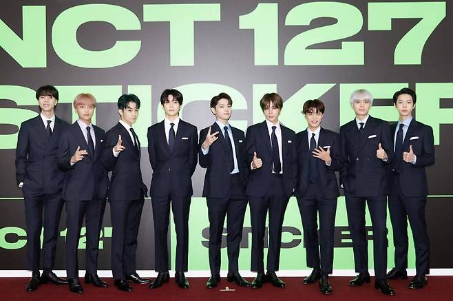 그룹 NCT 127이 17일 오전 온라인 생중계로 진행된 정규 3집 'Sticker' 발매 기념 기자간담회에 앞서 포즈를 취하고 있다.  이번 앨범에는 중독성 강한 타이틀 곡 'Sticker'를 비롯해 'Lemonade', 'Breakfast', '같은 시선 (Focus)', '내일의 나에게 (The Rainy Night)', 'Far', 'Bring The Noize', 'Magic Carpet Ride', 'Road Trip', 'Dreamer', '다시 만나는 날 (Promise You)' 등 다양한 장르의 총 11곡이 수록돼 있다. /사진=이동훈 기자 photoguy@