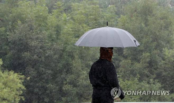 우산 쓴 시민 [연합뉴스 자료사진]