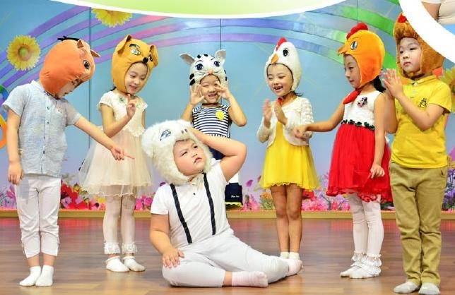 인형 탈을 쓰고 연극을 하는 북한 유치원생들 [북한 대외용 화보 '조선' 9월호 캡처. 재판매 및 DB 금지]