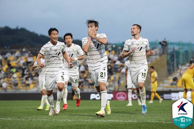 송민규의 결승골에 기뻐하는 전북 선수들 [한국프로축구연맹 제공. 재판매 및 DB 금지]