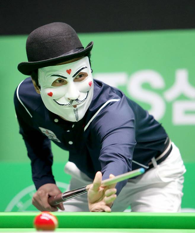 가면 쓴 당구 유튜버 ‘해커’. 사진=PBA 제공
