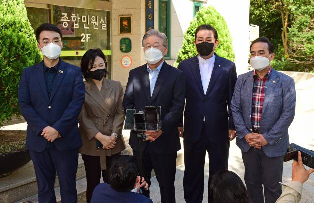 더불어민주당 대선주자인 이재명 경기지사가 22일 오후 서울 동작소방서를 찾아 사회필수인력인 소방관들을 격려한 뒤 취재진 질문에 답하고 있다.(사진=국회사진기자단)