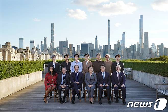 제76차 유엔총회를 계기로 문재인 대통령과 함께 미국 뉴욕을 방문 중인 김정숙 여사와 황희 문화체육부 장관, 그룹 방탄소년단(BTS), 맥스 홀라인 메트로폴리탄 미술관장 등 참석자들이 20일(현지시간) 메트로폴리탄 미술관 한국실 개관 행사를 마치고 기념촬영을 하고 있다. (청와대 제공) 2021.9.21/뉴스1
