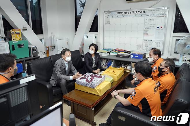 문재인 대통령과 김정숙 여사가 2일 오후 서울 종로구 신교119안전센터를 찾아 추석 연휴기간에도 근무 중인 소방관들을 격려하고 있다. (청와대 제공) 2020.10.2/뉴스1