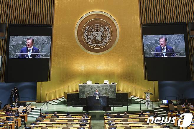 문재인 대통령이 20일(현지시간) 뉴욕 유엔본부에서 열린 제76차 유엔 총회 SDG Moment(지속가능발전목표 고위급회의) 개회 세션에서 발언하고 있다. (청와대 제공) 2021.9.21/뉴스1