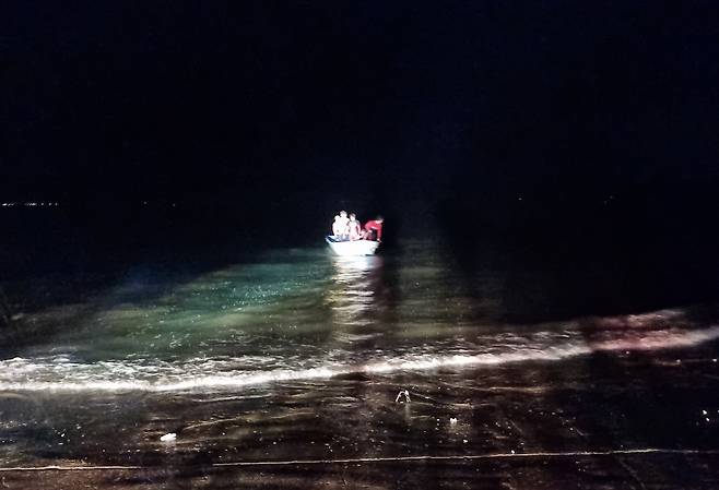 지난 20일 오후 10시 51분께 서천군 하소포구 앞 갯벌에서 해루질 도중 밀물에 고립된 남성이 소방당국에 의해 구조되고 있다.(서천소방서 제공)© 뉴스1