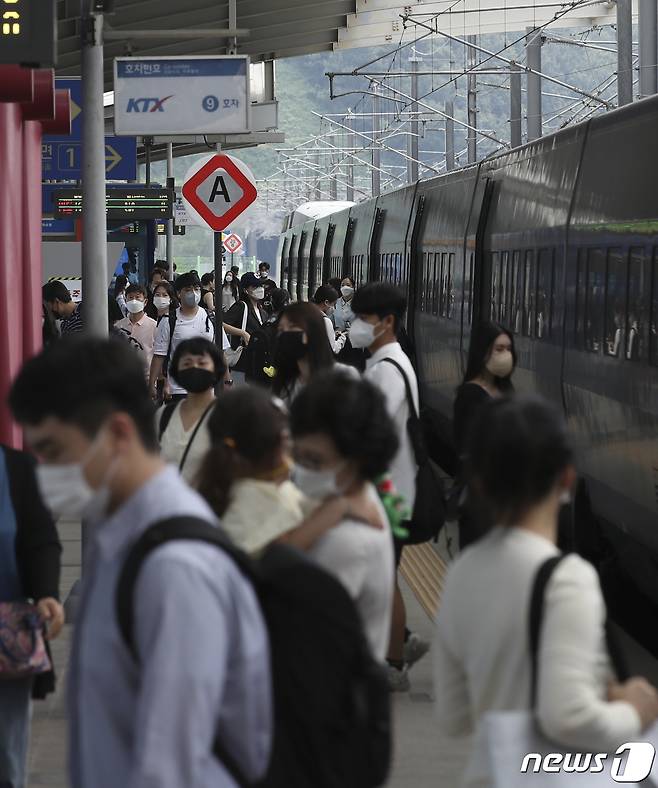 추석 연휴 마지막 날인 22일 오후 KTX울산역에서 귀경객들이 플랫폼을 빠져나가고 있다. 2021.9.22/뉴스1 © News1 윤일지 기자