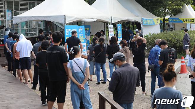 추석 연휴 마지막 날인 22일 오전 경기도 용인시 처인구 영동고속도로 용인휴게소(인천방향)에 설치된 임시선별검사소에서 시민들이 신종 코로나바이러스 감염증(코로나19) 검체 검사를 받기위해 줄을 서고 있다. 2021.9.22/뉴스1 © News1 김영운 기자