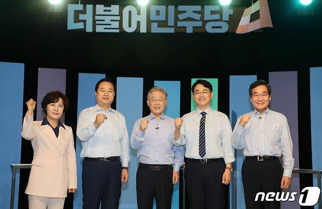 추미애(왼쪽부터), 김두관, 이재명, 박용진, 이낙연 더불어민주당 대선 경선 주자들이 19일 오후 3시 광주 MBC사옥에서 열린 민주당 제20대 대선후보자 광주·전남·전북지역 생방송 토론에 앞서 포즈를 취하고 있다./뉴스1 © News1 허단비 기자