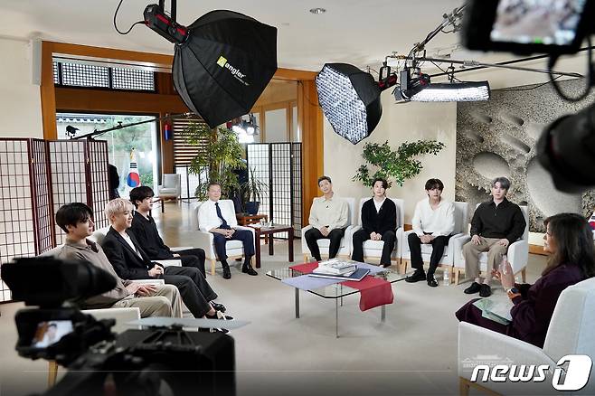 문재인 대통령과 그룹 BTS(방탄소년단)이 21일(현지시각) 미국 뉴욕 주유엔대표부에서 ABC 방송과의 인터뷰를 준비하고 있다. (청와대 페이스북) 2021.9.22/뉴스1