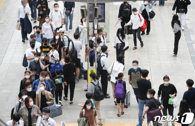 추석 당일인 21일 서울역에서 귀경객들이 열차에서 내려 이동하고 있다. 2021.9.21/뉴스1 © News1 임세영 기자