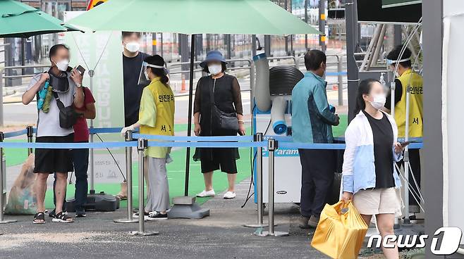 추석연휴 마지막날인 22일 서울 서초구 서울고속버스터미널에 마련된 신종 코로나바이러스 감염증(코로나19) 임시선별검사소에서 귀경객들이 검사를 기다리고 있다. © News1 임세영 기자