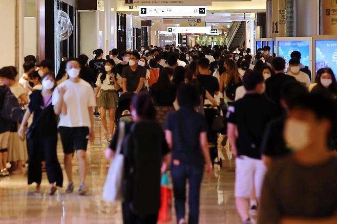 지난 6월 27일 오후 서울 시내 한 대형 쇼핑몰이 쇼핑을 하려는 시민들로 붐비고 있다. /연합뉴스