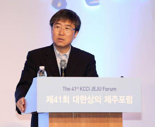 장하준 영국 케임브리지대학교 교수가 23일 제주 서귀포 제주롯데호텔에서 ‘한국기업의 도전과 과제’를 주제로 강연을 하고 있다.